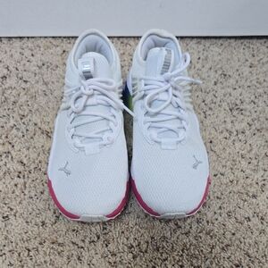 Puma White and Pink Athletic Shoes Sleek Design